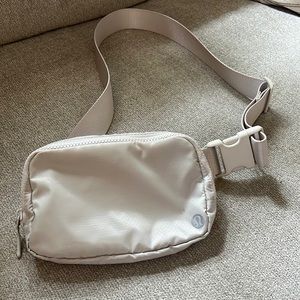 Lululemon everywhere belt bag